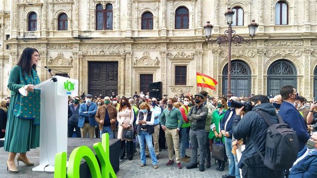 La portavoz adjunta de Vox en el Congreso de los Diputados, Macarena Olona, este domingo en Sevilla en el acto organizado por su partido en paralelo a los actos del Día de Andalucía.