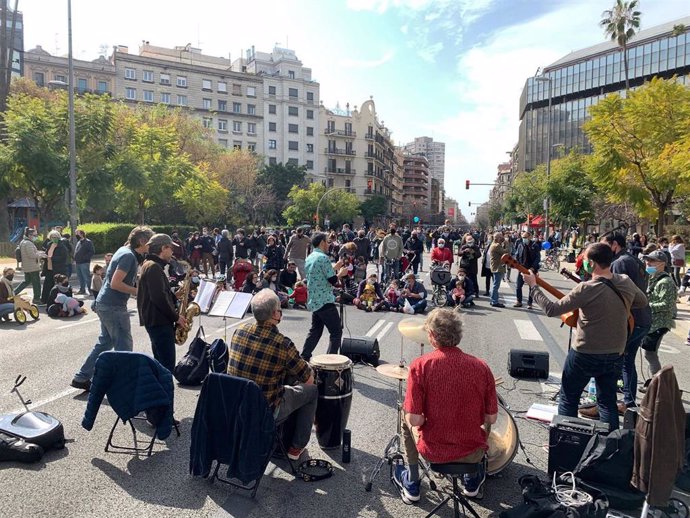Entidades cortan la calle Aragó en protesta contra las "autopistas urbanas"