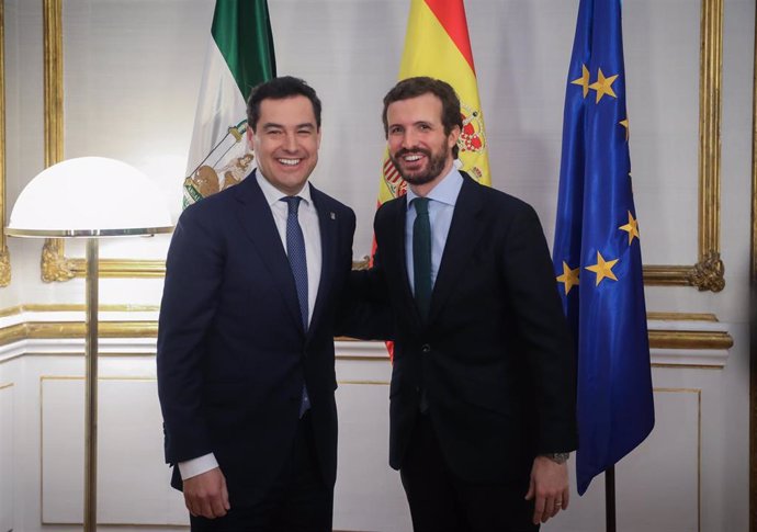 Archivo - El presidente de la Junta de Andalucía, Juanma Moreno (i), mantiene un encuentro con el presidente nacional del PP, Pablo Casado (d),en el Palacio de San Telmo, Sevilla, a 30 de enero ed 2020.