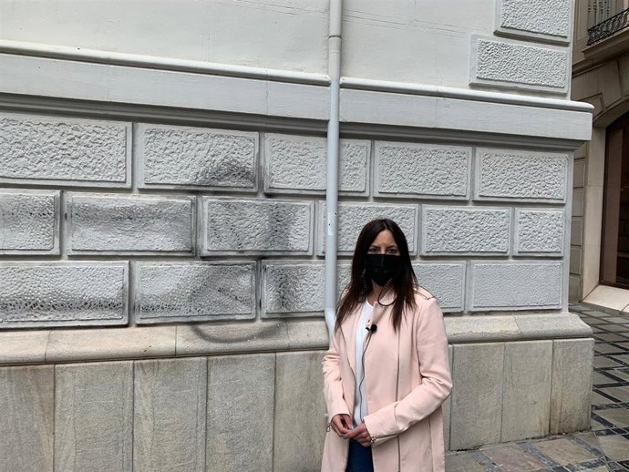 La concejal de Vox en el Ayuntamiento granadino Mónica Rodríguez Gallego, ante una pintada en el Consistorio.