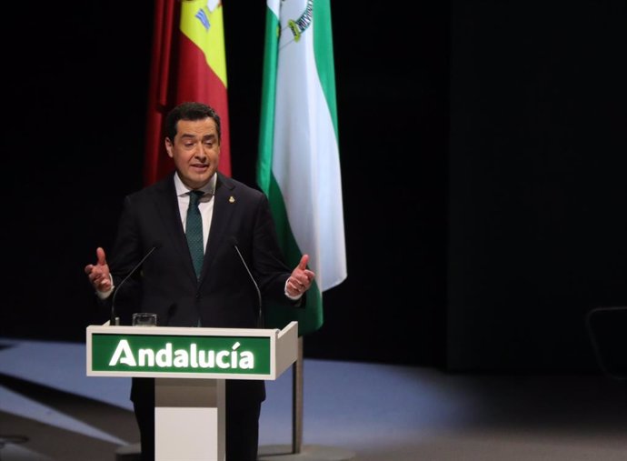 El presidente de la Junta de Andalucía, Juanma Moreno, pronuncia su discurso en el acto de entrega de reconocimientos por el 28 de febrero de 2021, en el Teatro de la Maestranza de Sevilla.