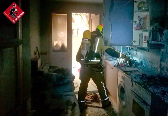 Bomberos sofocan un incendio originado en la cocina de una vivienda en Villajoyosa (Alicante)