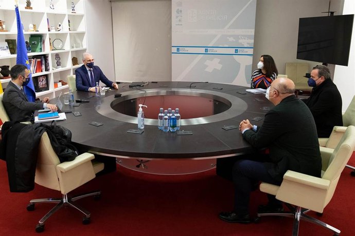 El vicepresidente segundo de la Xunta, Francisco Conde, se reúne con el Clúster Audiovisual Galego.