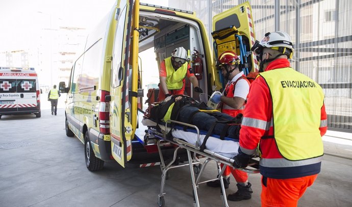 Archivo - Ambulancia durante la atención a un herido