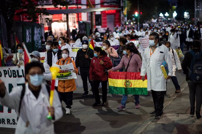 23 February 2021, Bolivia, La Paz: Health care workers take part in a demonstration against a law that they say will restrict their right to demonstrate and strike in central La Paz. Photo: Radoslaw Czajkowski/dpa