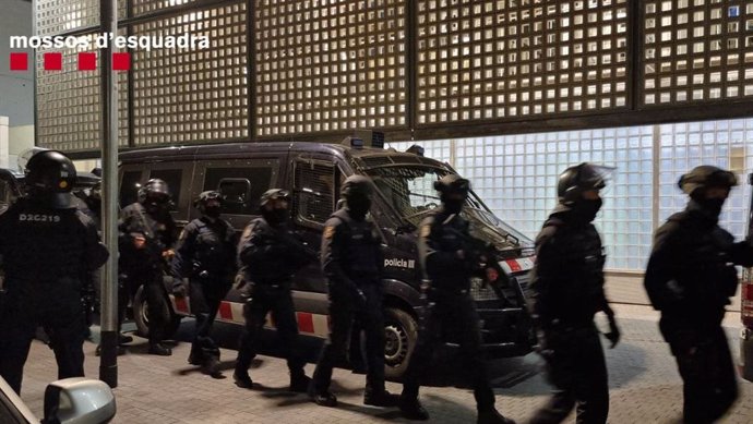 Agents dels Mossos d'Esquadra participen en un operatiu antidroga a Barcelona.