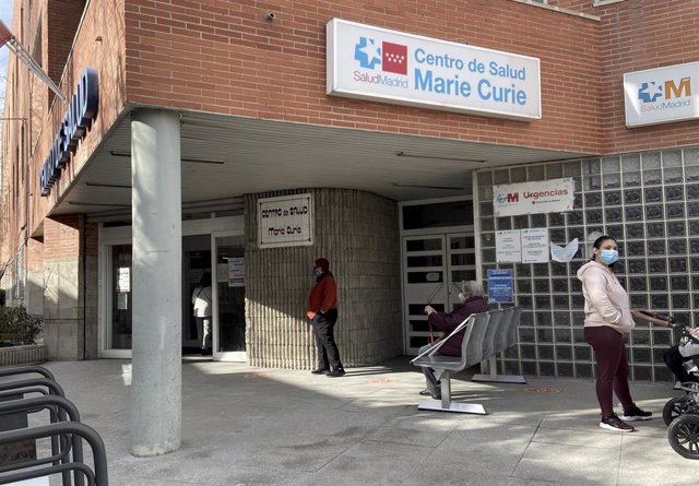 Varias personas esperan en las inmediaciones del Centro de Salud Marie Curie perteneciente a la ZBS de Marie Curie, en Leganés