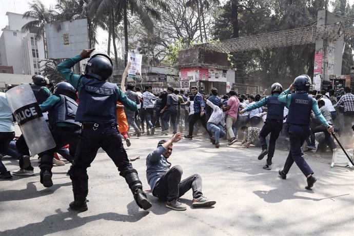 28 February 2021, Bangladesh, Dhaka: Police officers clash with activists of the J.C.D, the student wing of the Bangladesh Nationalist Party, during a protest over the death of prominent writer Mushtaq Ahmed in jail. Photo: Harun-Or-Rashid/ZUMA Wire/dpa