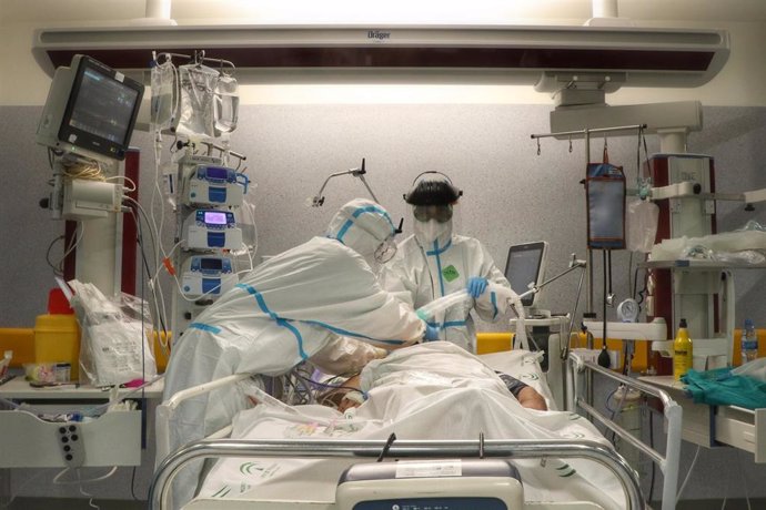 Archivo - Imagen de archivo de personal sanitario atendiendo a un paciente con Covid-19 en la UCI del Hospital Reina Sofía de Córdoba.