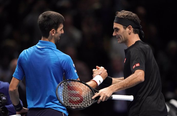 Archivo - 14 November 2019, England, London: Swiss tennis player Roger Federer (R) shakes hands with Serbia's Novak Djokovic after the end of their men's singles round-robin match on day five of the ATP World Tour Finals tennis tournament at the O2 Aren