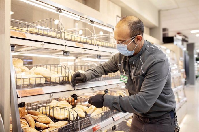 Trabajador de Mercadona en un supermercado de Valncia