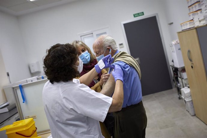 Un octogenario es vacunado con la primera dosis de la vacuna de Pfizer en el Centro de Salud Andrés Mellado, en Madrid (España), a 25 de febrero de 2021. 