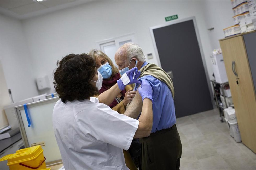Un octogenario es vacunado con la primera dosis de la vacuna de Pfizer en el Centro de Salud Andrés Mellado, en Madrid (España), a 25 de febrero de 2021.