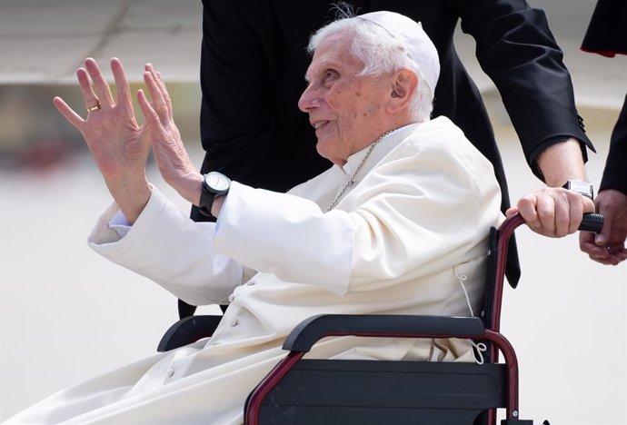 Archivo - 22 June 2020, Bavaria, Freising: Pope Emeritus Benedict XVI gestures at the Munich Airport before his departure to Rome. Former Pope Benedict travelled to Germany last week to visit his 96 years old brother. Photo: Sven Hoppe/dpa