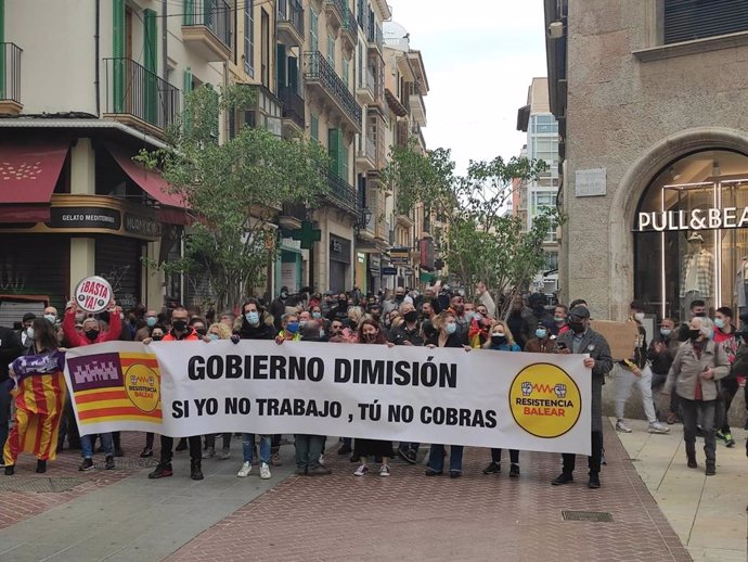 Manifestantes en Palma piden la apertura de la restauración.