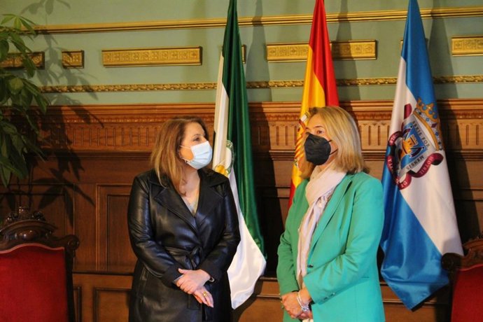 La consejera de Agricultura, Ganadería, Pesca y Desarrollo Sostenible, Carmen Crespo, ha presentado a la alcaldesa de Motril, Luisa García Chamorro, el proyecto de construcción de la nueva oficina comarcal agraria (OCA) de Motril.