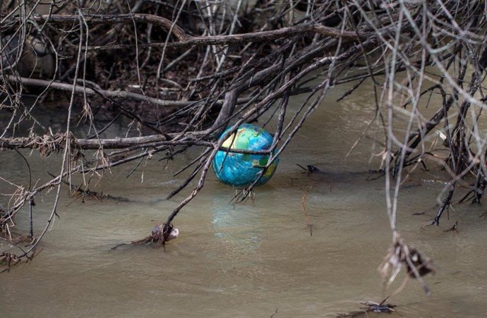 Residuos en un río.