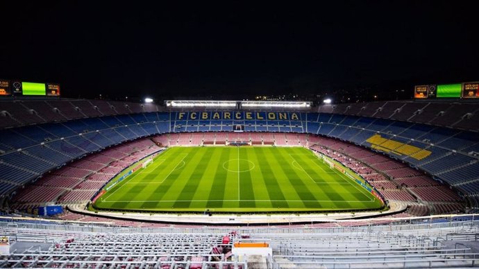 El Camp Nou, estadio del FC Barcelona, en noche de partido. Imagen de archivo