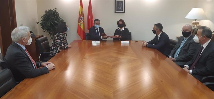 El consejero de Justicia, Interior y Víctimas, Enrique López, se reúne con el Colegio de Registradores de la Propiedad y Mercantiles de España