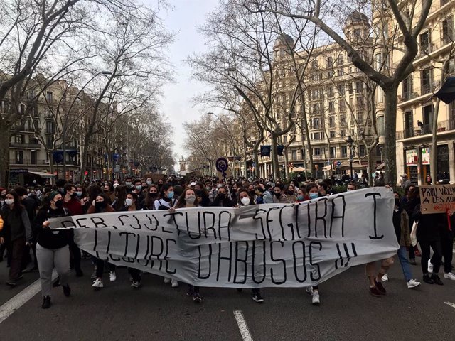 Manifestació contra els abusos de poder i assetjament sexual que han convocat alumnes de l'Institut del Teatre a Barcelona.