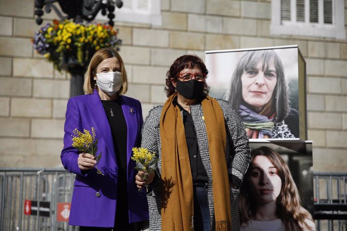 L'expresidenta del Parlament, Carme Forcadell, i l'exconsellera Dolors Bassa, durant un acte electoral sobre feminisme a la plaa Sant Jaume de Barcelona. Catalunya (Espanya), 3 de febrer del 2021.