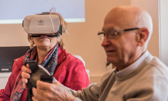 Archivo - Personas mayores participan en actividades digitales en un centro Guadalinfo, en una imagen de archivo.