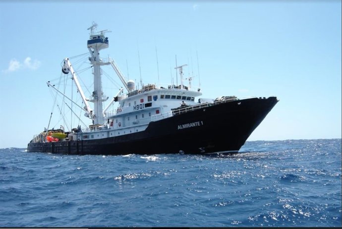 Archivo - Barco atunero