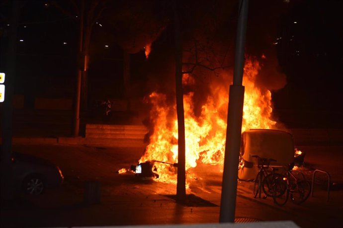 Una moto de la policía local de Lleida, ardiendo el 17 de febrero.