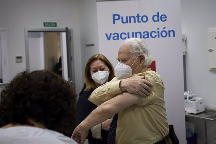 Un octogenario se dispone a recibir la primera dosis de la vacuna de Pfizer en el Centro de Salud Andrés Mellado, en Madrid (España), a 25 de febrero de 2021. 