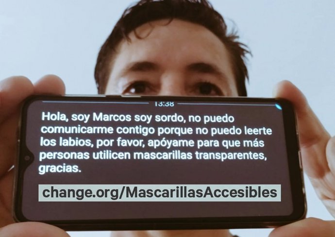 Archivo - Marcos Lechet, persona sorda pidiendo la homologación de las mascarillas transparentes que permiten la lectura labial