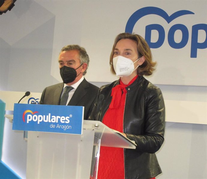 La portavoz del PP en el Congreso de los Diputados, Cuca Gamarra, con el presidente del PP Aragón, Luis María Beamonte.