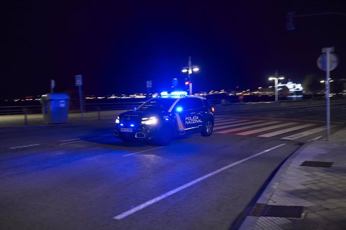 Archivo - Un coche de Policía Nacional circula por el Paseo Pereda minutos antes de la segunda noche de toque de queda