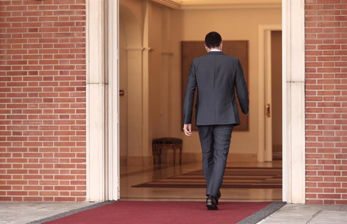 El presidente del gobierno, Pedro Sánchez, tras una rueda de prensa en Moncloa tras participar en la reunión del Consejo Europeo Extraordinario sobre el Coronavirus, en Madrid (España), a 26 de febrero de 2021. En esta primera rueda de prensa desde fina