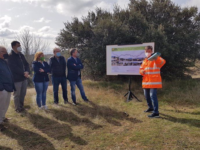 Soro visita las obras de mejora del firme entre el cruce de Bernués y el cruce a Javierrelatre.