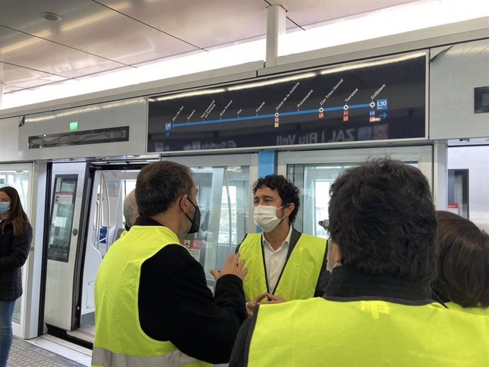 El conseller Dami Calvet durante la visita  a las nuevas estaciones d ela L10 del metro de Barcelona en la Zona Franca.