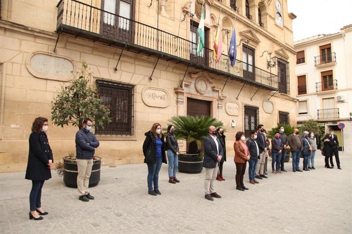 Luto en Alcalá con banderas a media asta y un minuto de silencio tras el apuñalamiento ante la iglesia