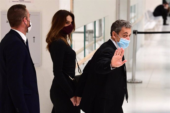 Archivo - 09 December 2020, France, Paris: Former French President Nicolas Sarkozy (R) leaves Paris' courthouse with his wife Carla Bruni-Sarkozy after a hearing of his trial on corruption charges. Photo: Martin Bureau/AFP/dpa