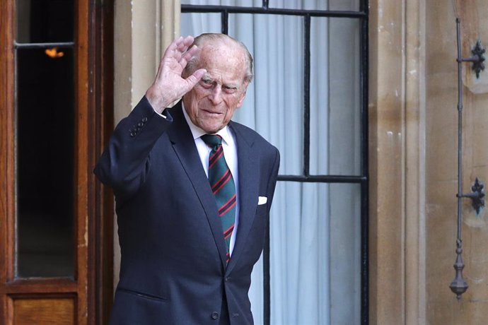 Archivo - 22 July 2020, England, Windsor: Prince Philip, Duke of Edinburgh, waves during the transfer of the Colonel-in-Chief of The Rifles ceremony at Windsor castle. Photo: Adrian Dennis/PA Wire/dpa