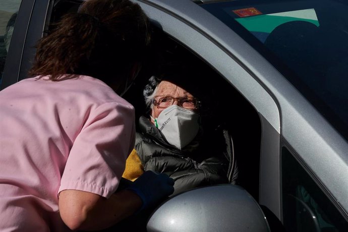 Un centenaria es atendida para ser vacunada contra la COVID-19 desde su coche, en las inmediaciones del Hospital Santiago Apóstol, en Vitoria-Gasteiz, Álava, Euskadi (España), a 24 de febrero de 2021.