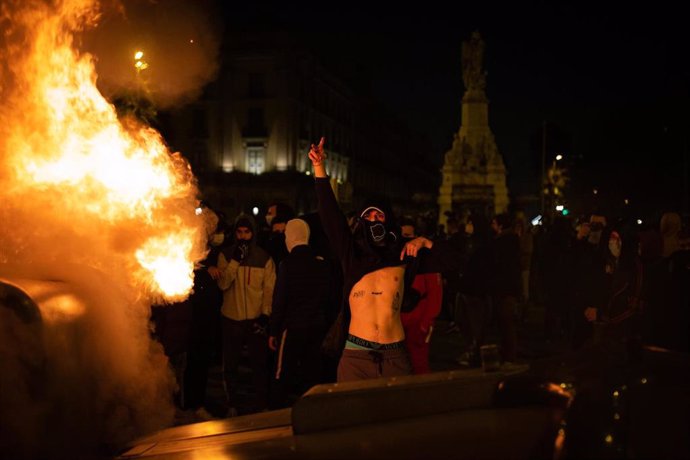 Un joven violento tras la manifestación contra el encarcelamiento del rapero y poeta Pablo Hasel, en Barcelona, Catalunya (España), a 19 de febrero de 2021. 