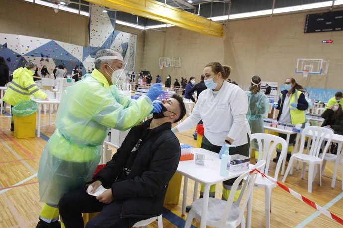 Un trabajador sanitario realiza un test de covid a un estudiante de la Universidad de Vigo