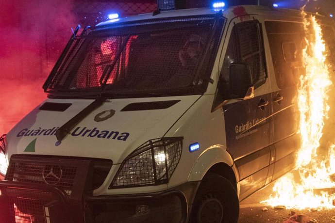 Disturbios y destrozos tras la manifestación en defensa de la libertad de Pablo Hasél y los derechos sociales tras 12 días de protestas, en Barcelona (España), a 27 de febrero de 2021. La protesta ha sido convocada por Arran, la CUP, Endavant, el SEPS y