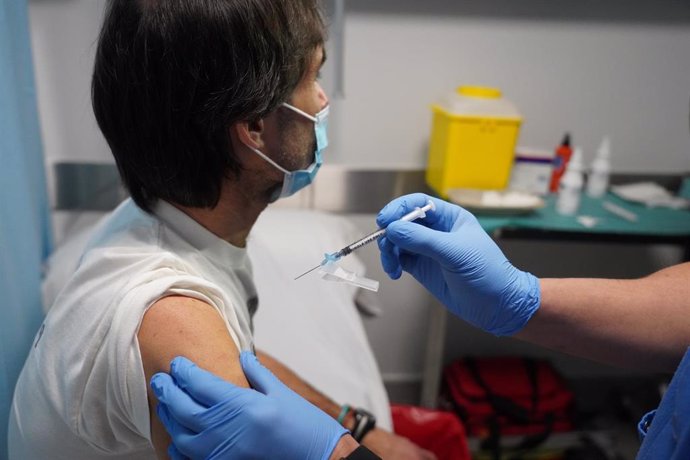 Un docente acude a vacunarse contra el Covid-19.