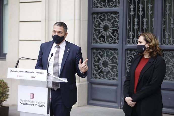 El conseller de Interior de la Generalitat, Miquel Smper, y la alcaldesa de Barcelona, Ada Colau, tras una reunión por los altercados en la ciudad por el encarcelamiento del rapero Pablo Hasel.