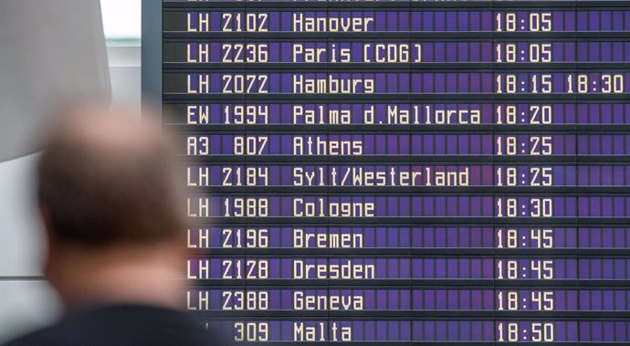 Archivo - 14 August 2020, Bavaria, Munich: A man stands in front of the departure display board at Munich International Airport.  Germany's public health agency declared the Spanish tourist island of Mallorca a coronavirus risk region following a spike 
