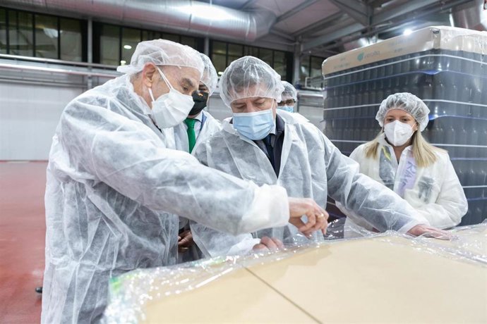 El presidente de C-LM, Emiliano García-Page, y el consejero de Agricultura, Agua y Desarrollo Rural, Francisco Martínez Arroyo, en su visita a la nueva embotelladora de la cooperativa Virgen de las Viñas de Tomelloso