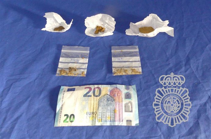 Dineroy droga incautada en el interior del vehículo en Salamanca.