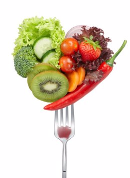 Archivo - Colores sanos y naturales en la mesa, frutas, verduras, hortalizas, colores