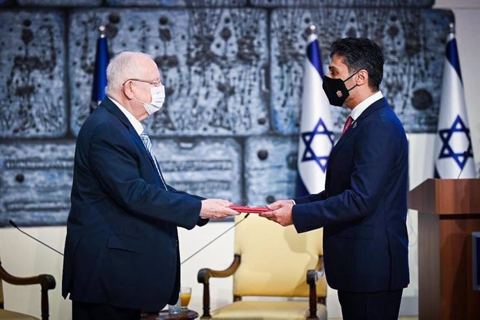 El presidente de Israel, Reuven Rivlin, entrega sus credenciales al Embajador de Emiratos Árabes Unidos, Mohamed Mahmud al Jaya