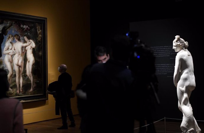 Varias personas observan las obras de una de las salas durante la presentación de la primera exposición temporal de 2021 en el Museo Nacional del Prado 'Pasiones Mitológicas. Tiziano, Veronese, Allori, Rubens, Ribera, Poussin, Van Dyck, Velázquez'